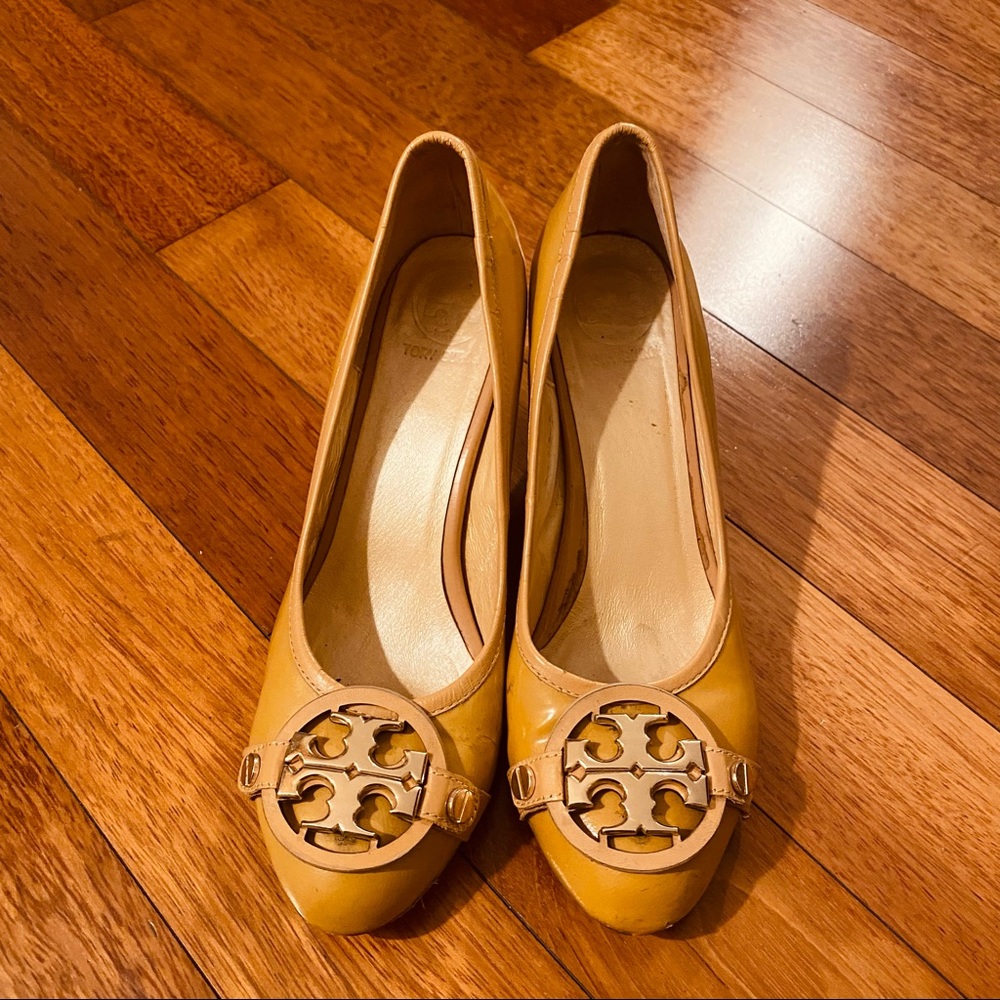Tory Burch Logo Pump Heels Shoes Light Brown Tan. GUC